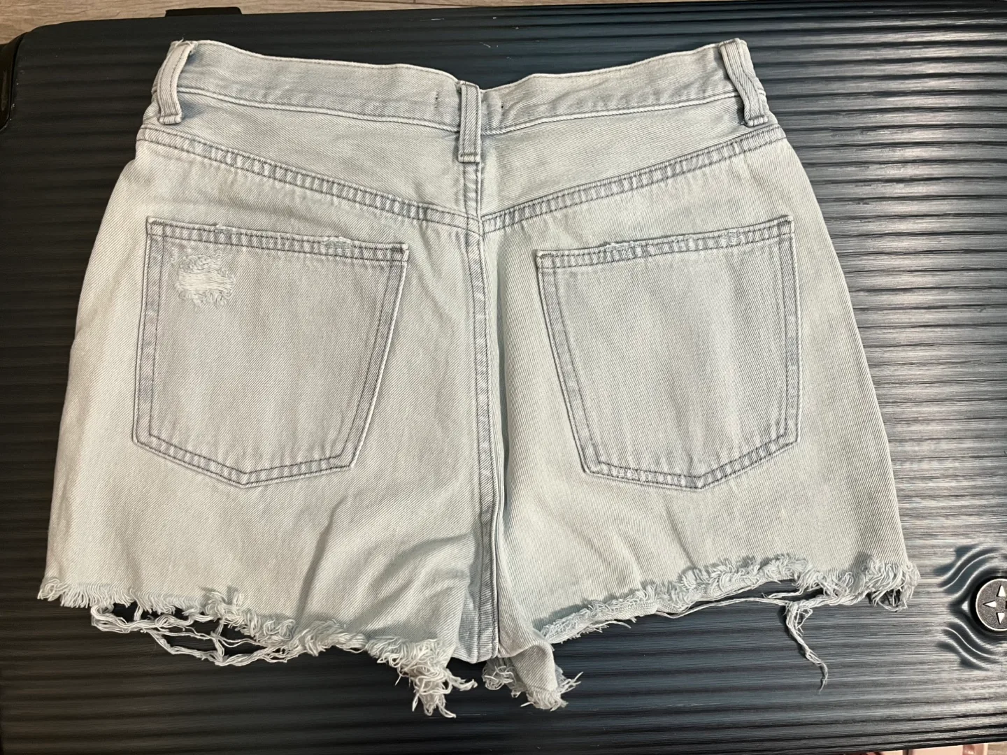 Uniqlo high waist Denim Shorts - Size 26 image indicator(2)