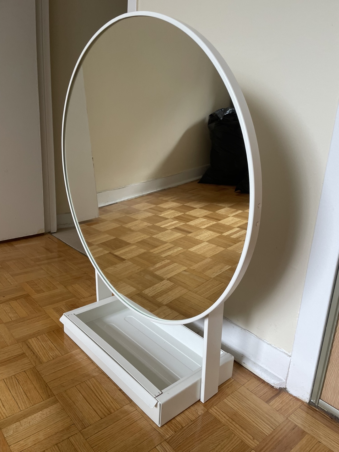 White Mirror - photo 2