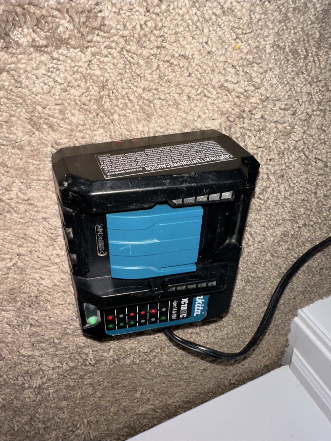 Makita 18V 3.0Ah Battery & Charger - photo 5