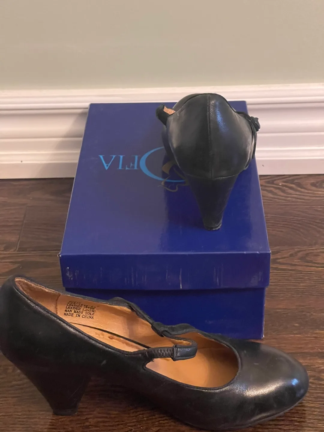 Ladies fall shoes size 8 by Browns Bravo in leather image indicator(4)