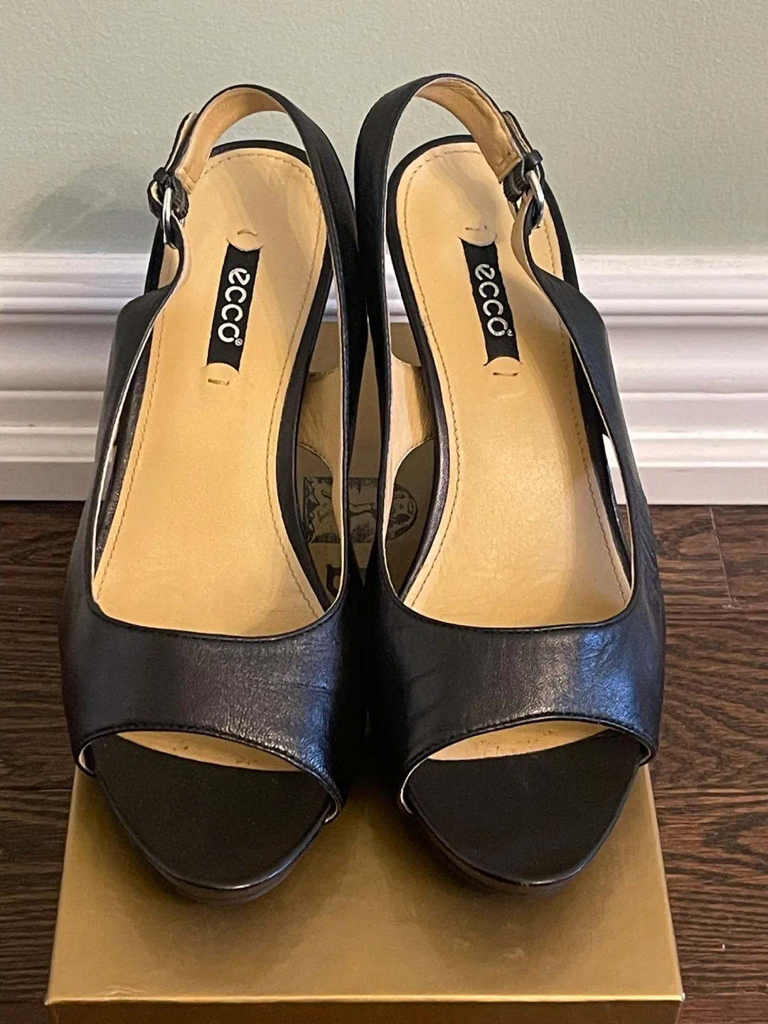 Ecco ladies leather sandals size 39, New condition! image indicator(2)