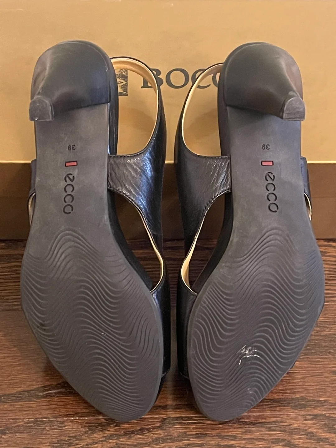 Ecco ladies leather sandals size 39, New condition! image indicator(4)