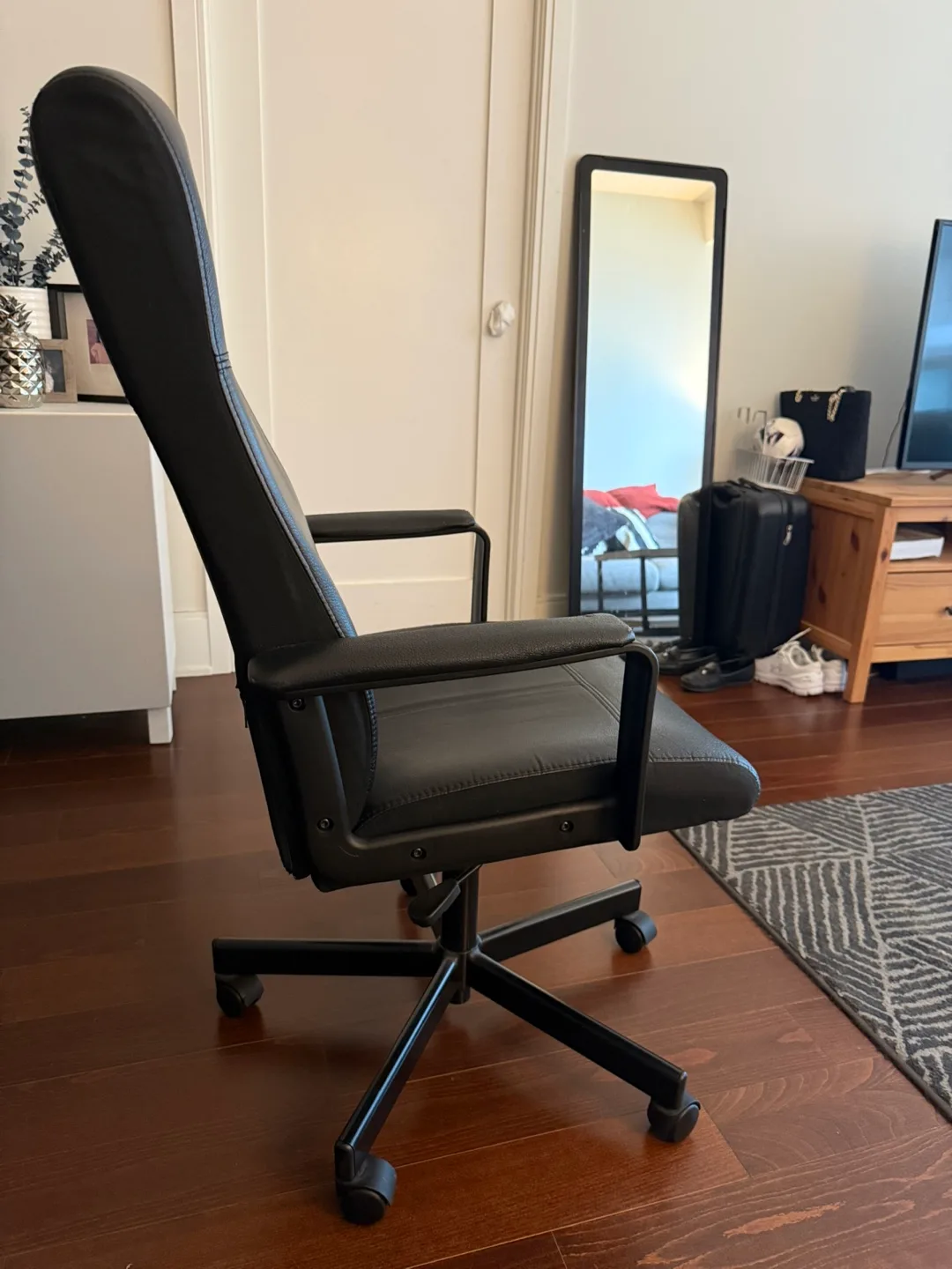 Black Office Chair image indicator(3)