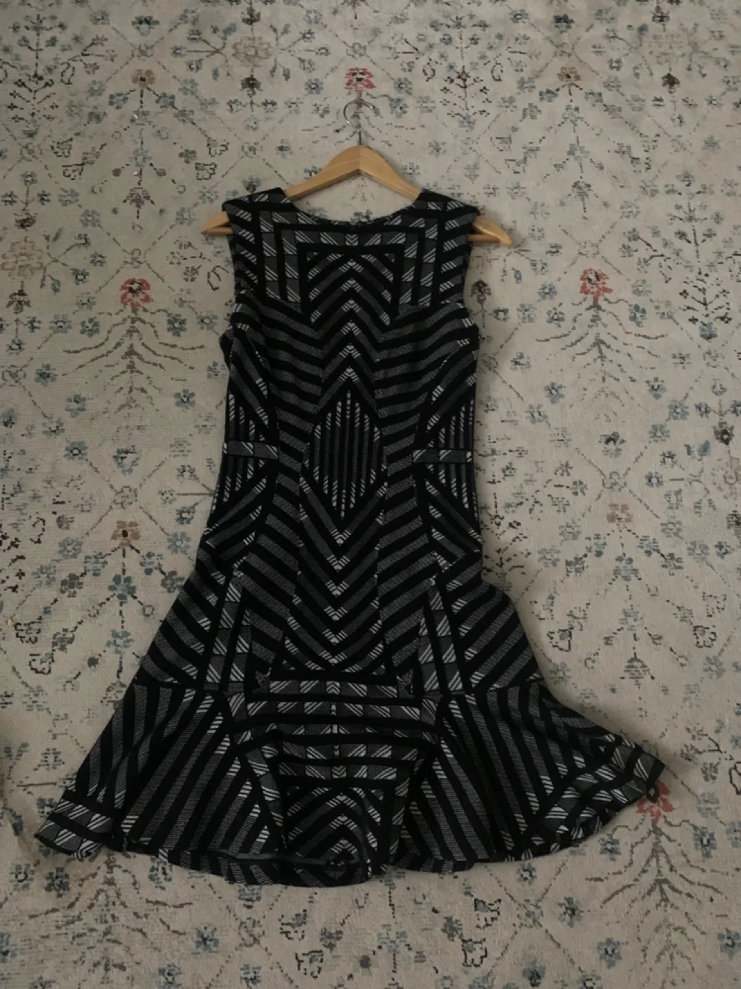 Designer Black & White Sleeveless Dress Diane Von Furstenberg thumbnail