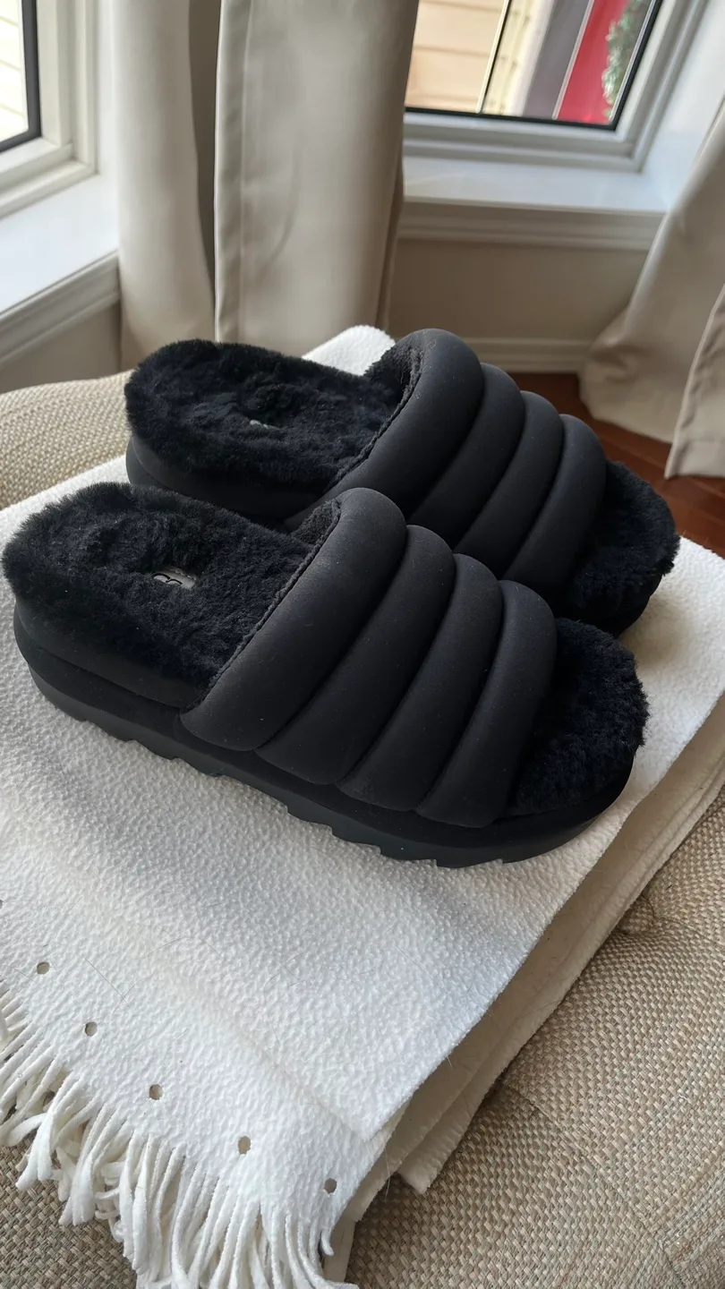 UGG Women's Black Fluff Slides thumbnail