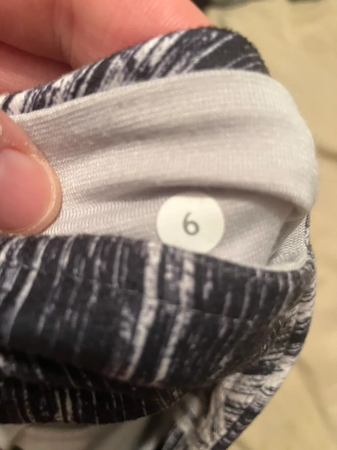 Lululemon Black & White Patterned Leggings - Size 6 image indicator(4)