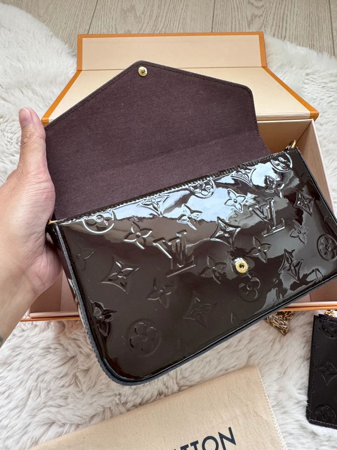 Louis Vuitton Vernis Wallet on Chain image indicator(2)