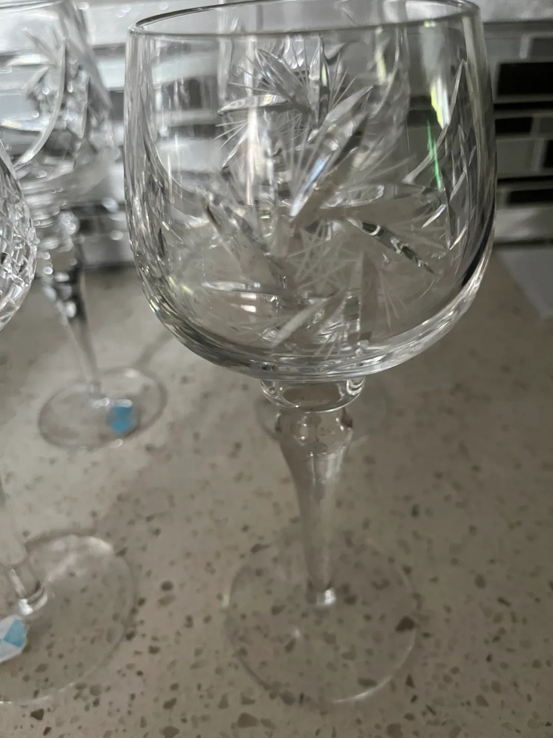 Set of 4 Crystal Wine Glasses image indicator(3)