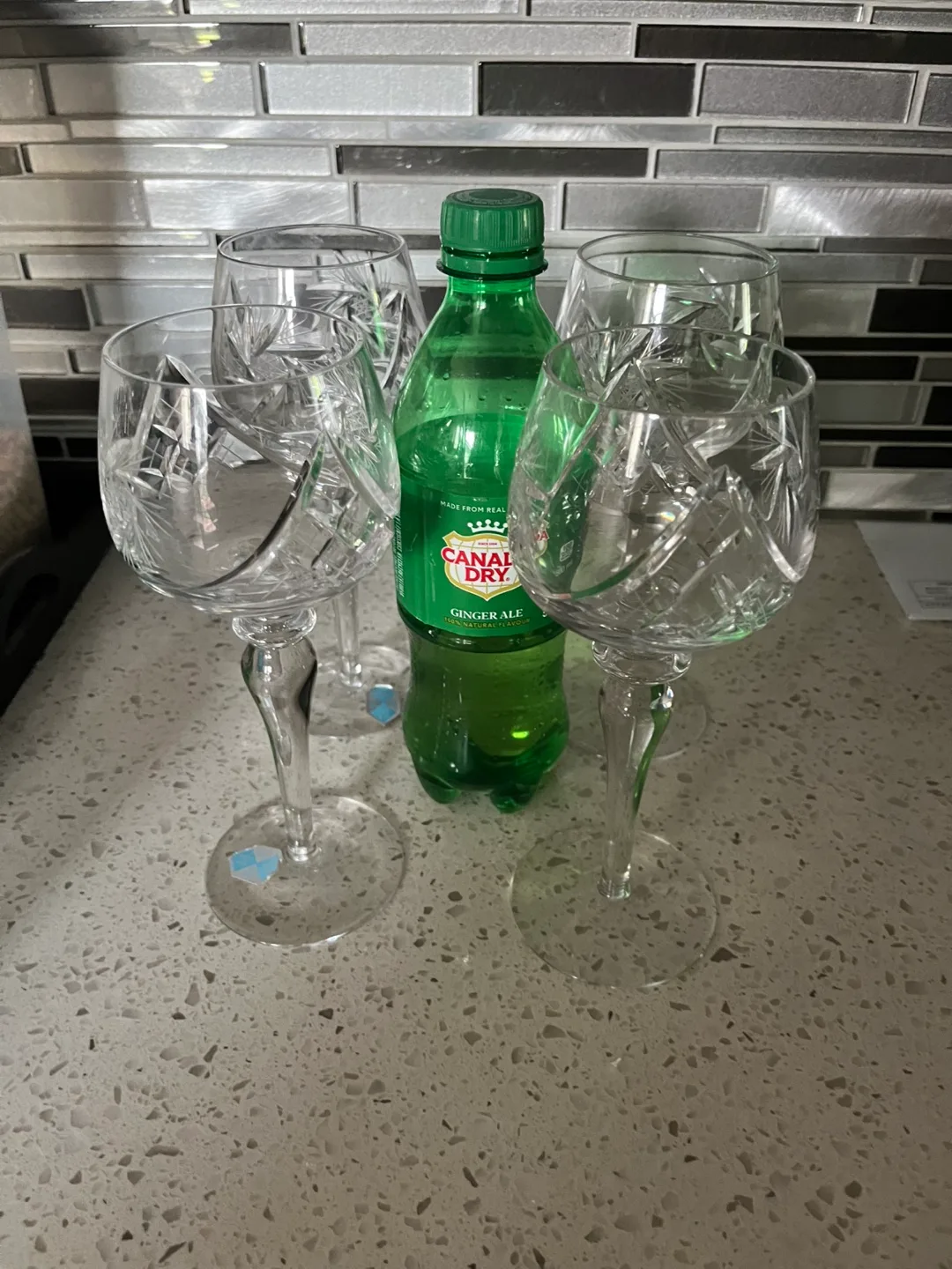Set of 4 Crystal Wine Glasses image indicator(2)