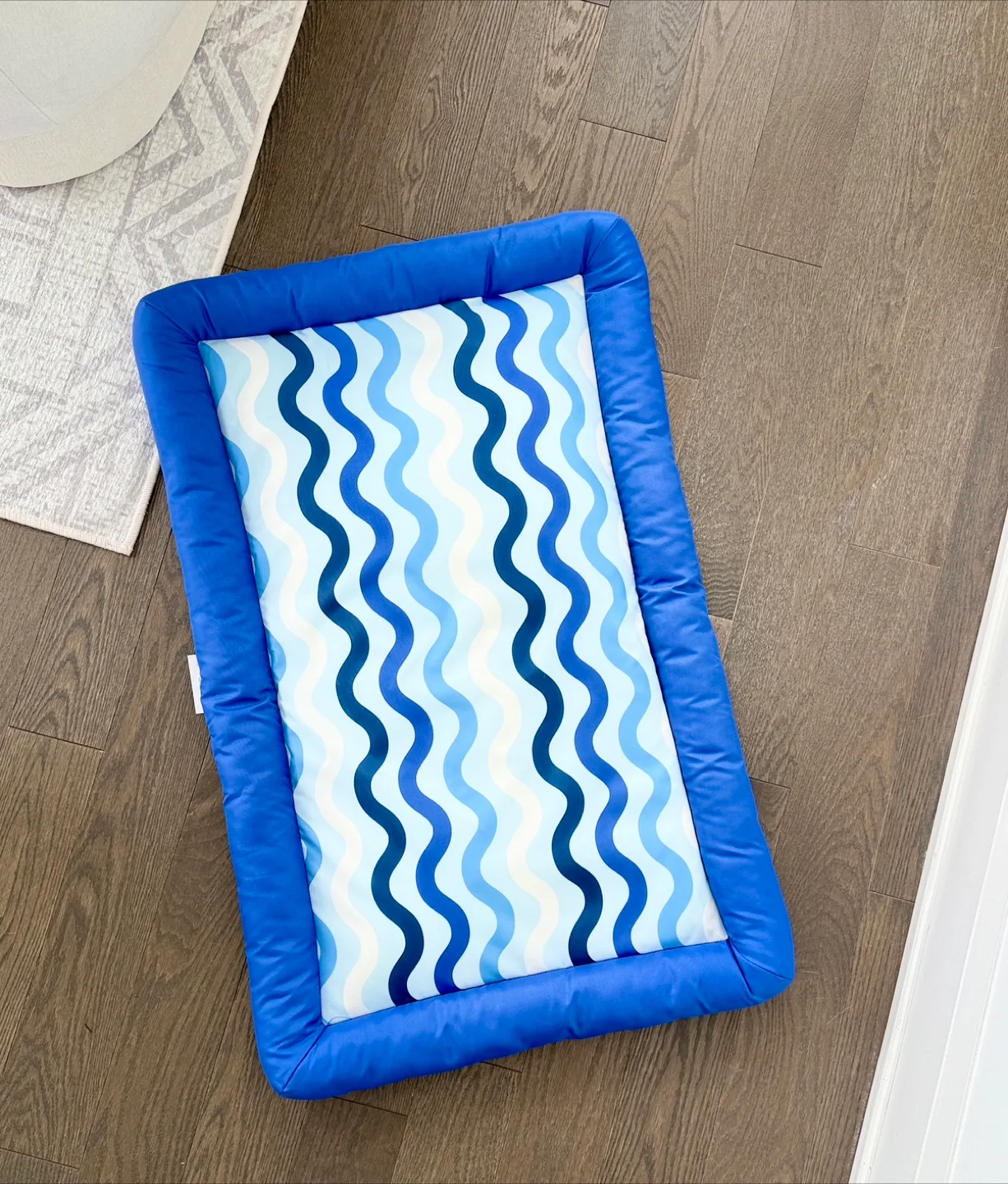 Top Paw Waves Cooling Bolster Dog Mat image indicator(2)