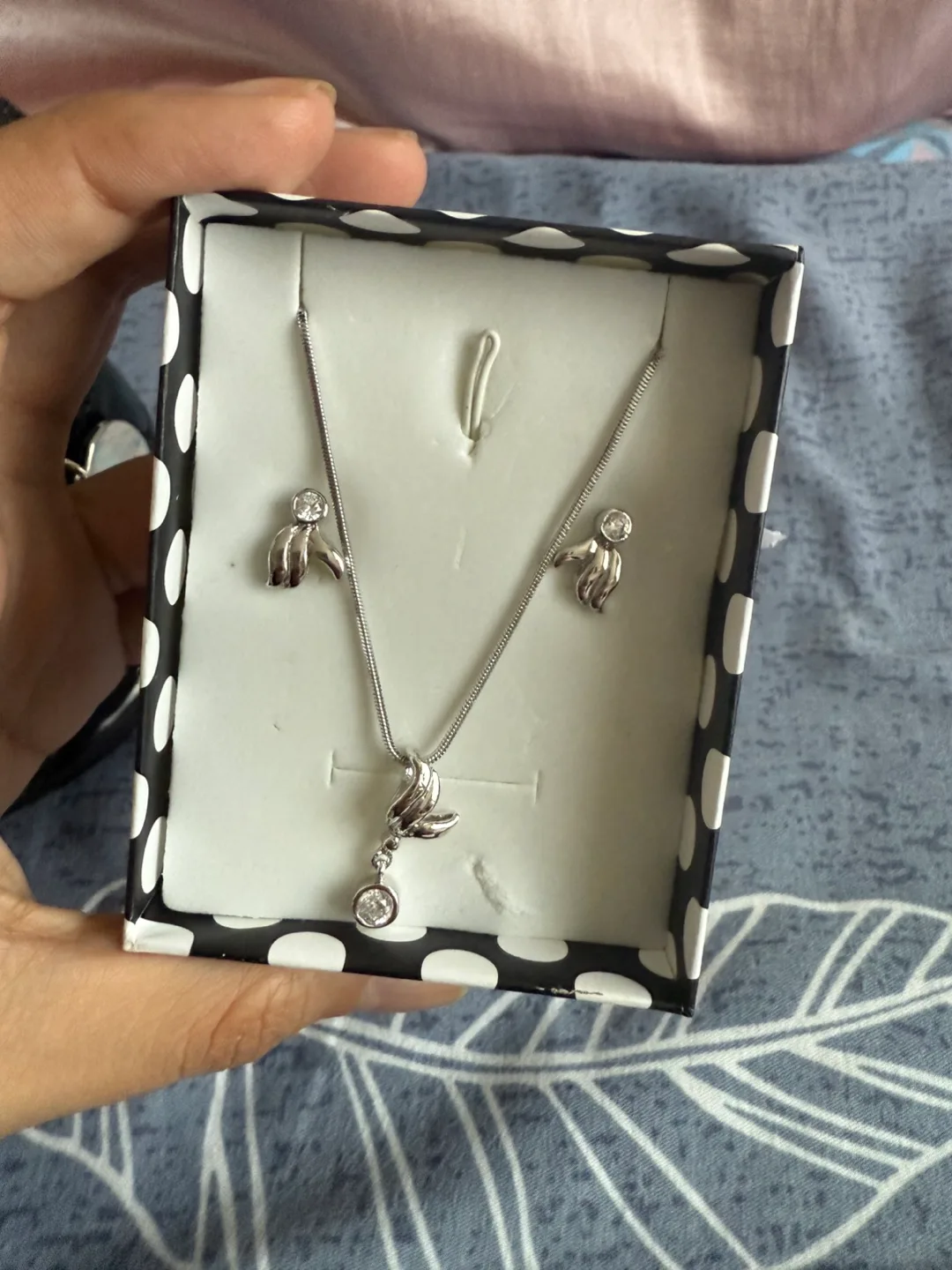 GUESS Drawstring Pouch + Silver-Tone Jewelry Set image indicator(3)