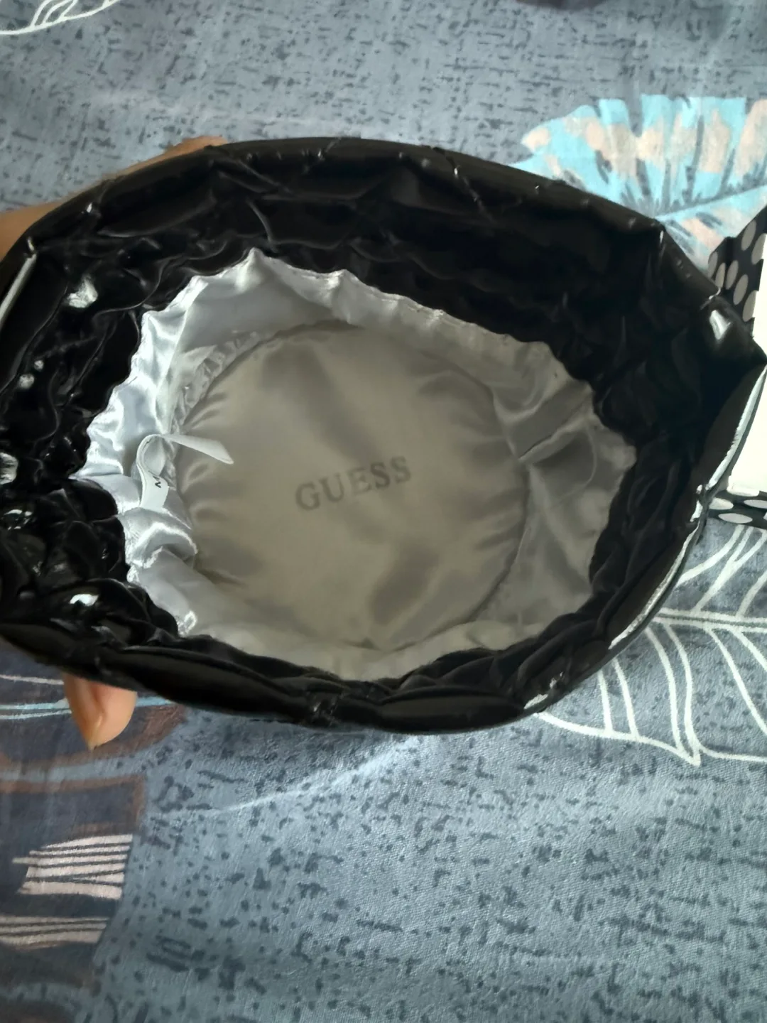 GUESS Drawstring Pouch + Silver-Tone Jewelry Set image indicator(5)