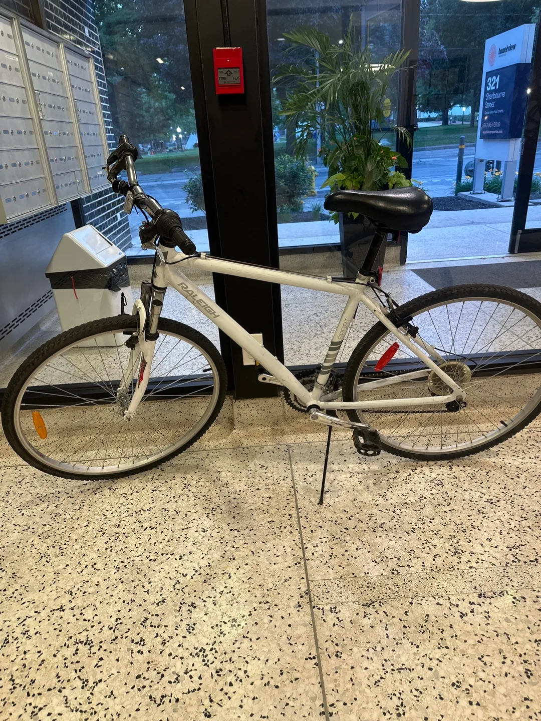 Raleigh Sport White Bicycle thumbnail