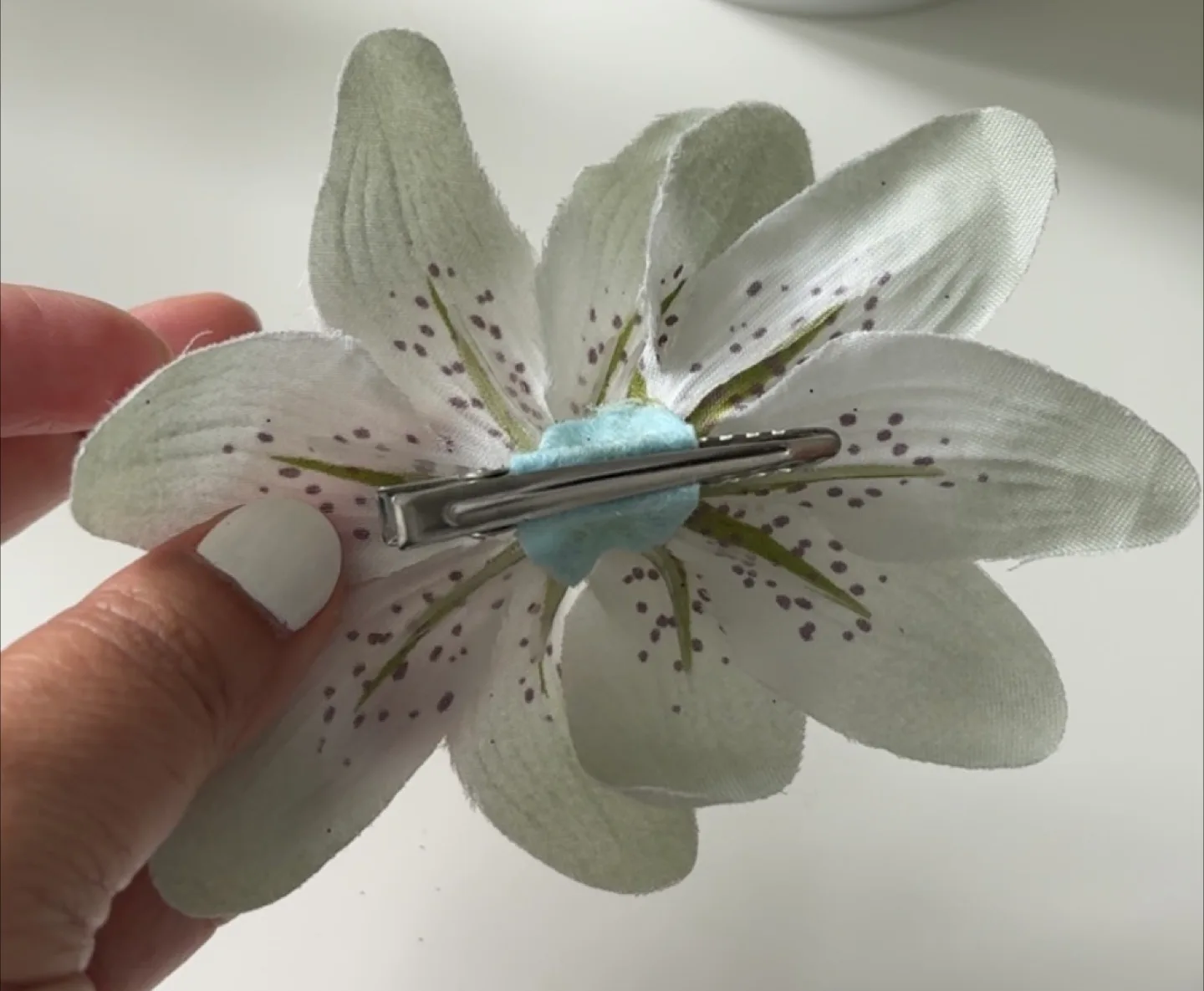 White Flower Hair Clip image indicator(3)