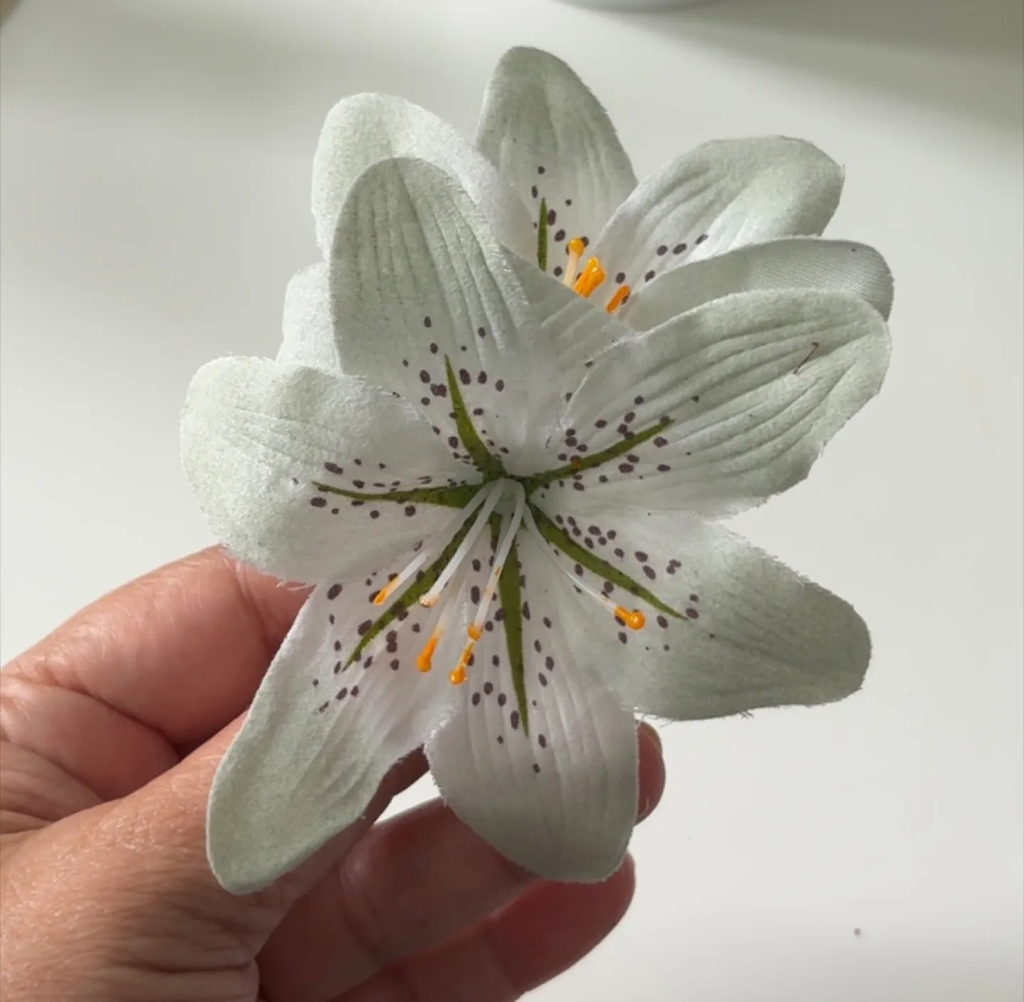 White Flower Hair Clip image indicator(4)