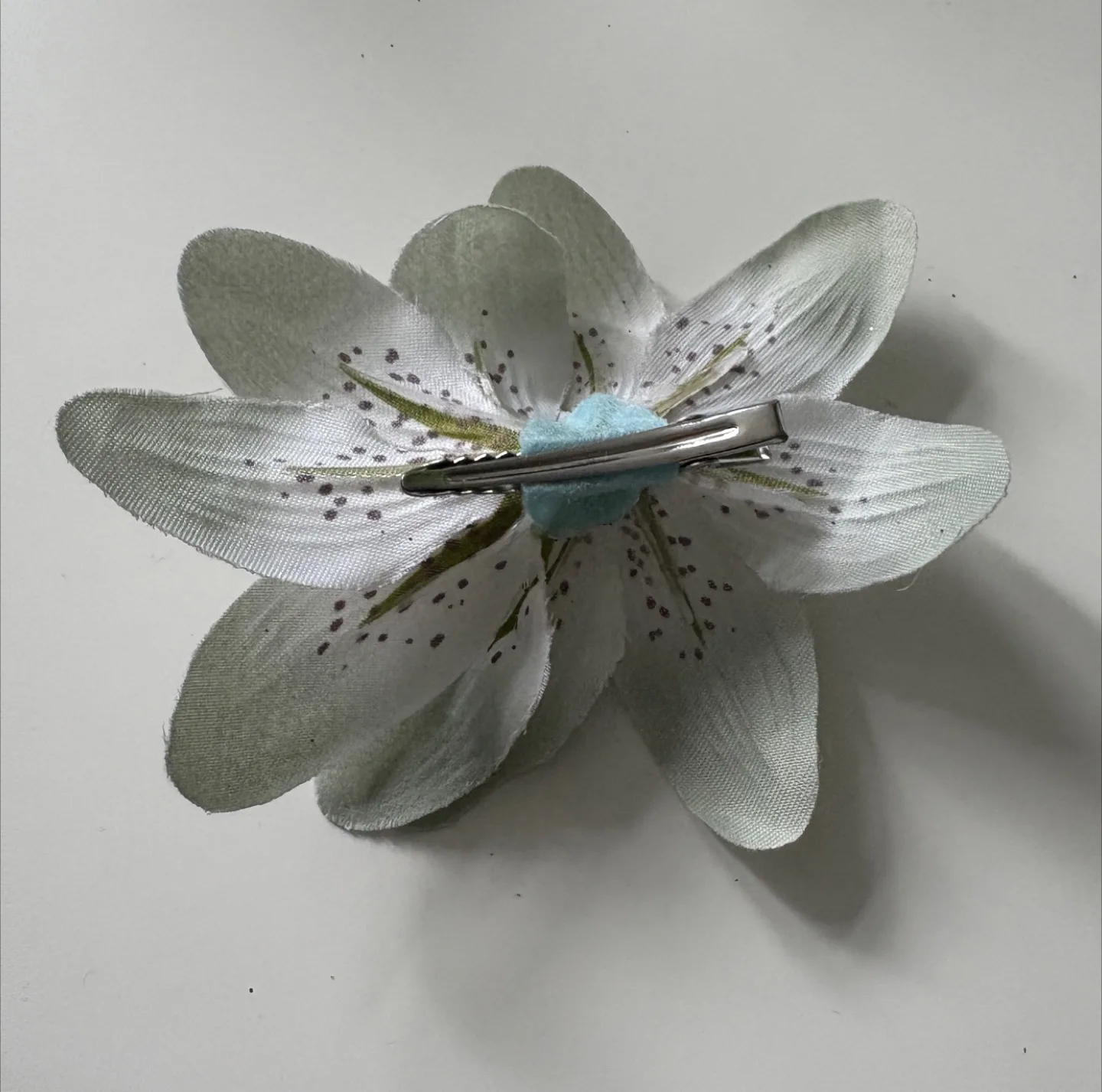 White Flower Hair Clip image indicator(2)