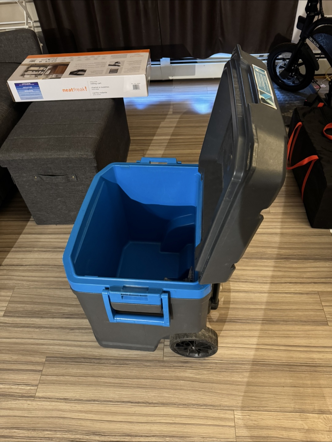Igloo Wheeled Cooler - Great for Summer! - photo 2
