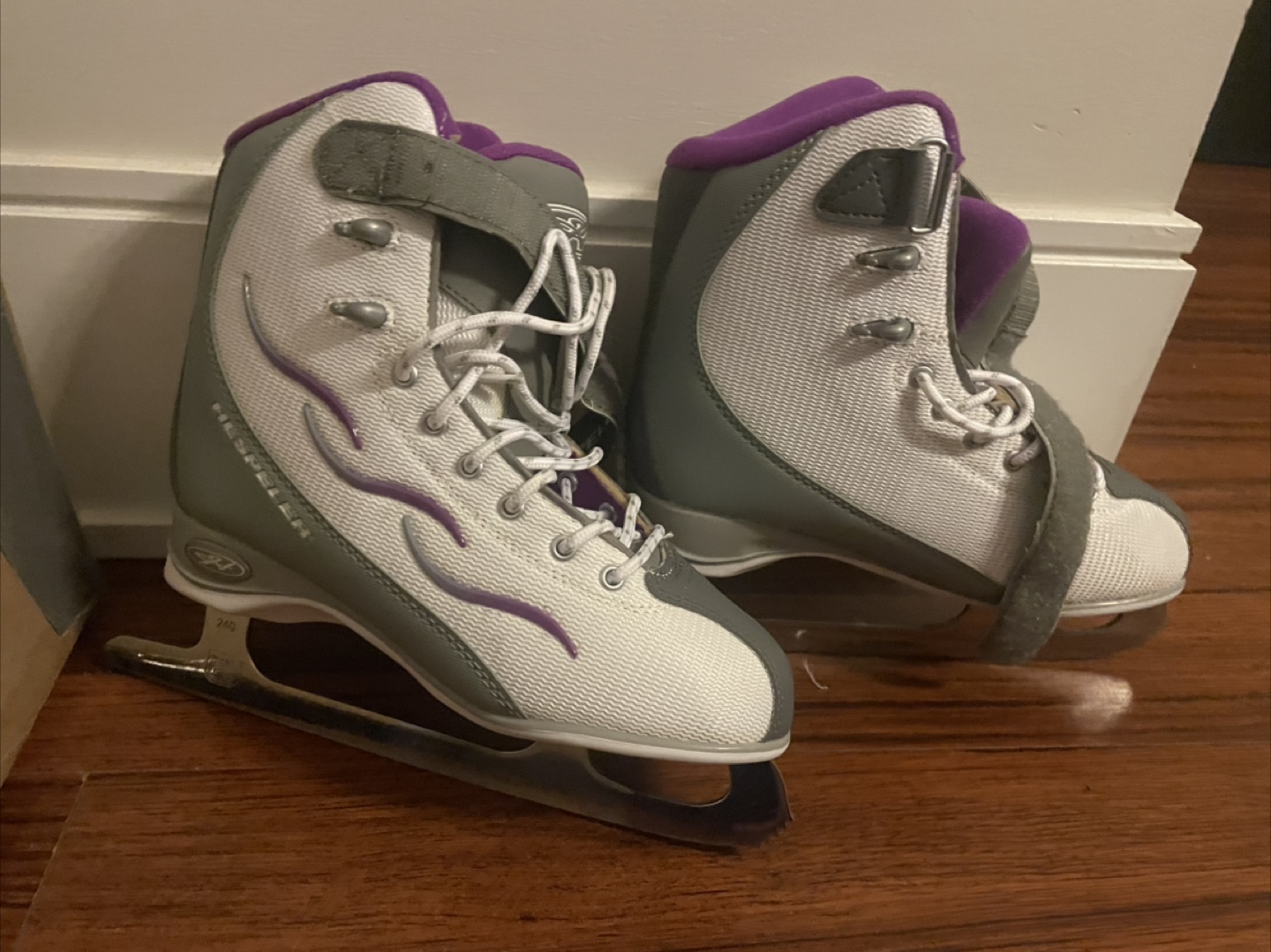 MOVING SALE- Hespeler Ice Skates - Size US 6