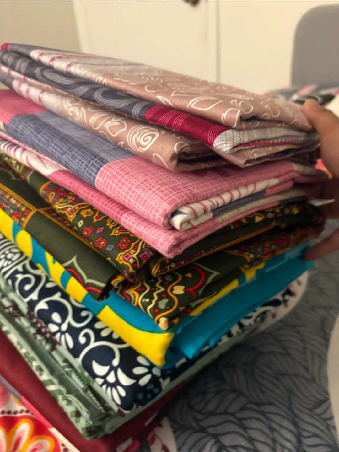 Bed sheet with 2 pillow covers. thumbnail
