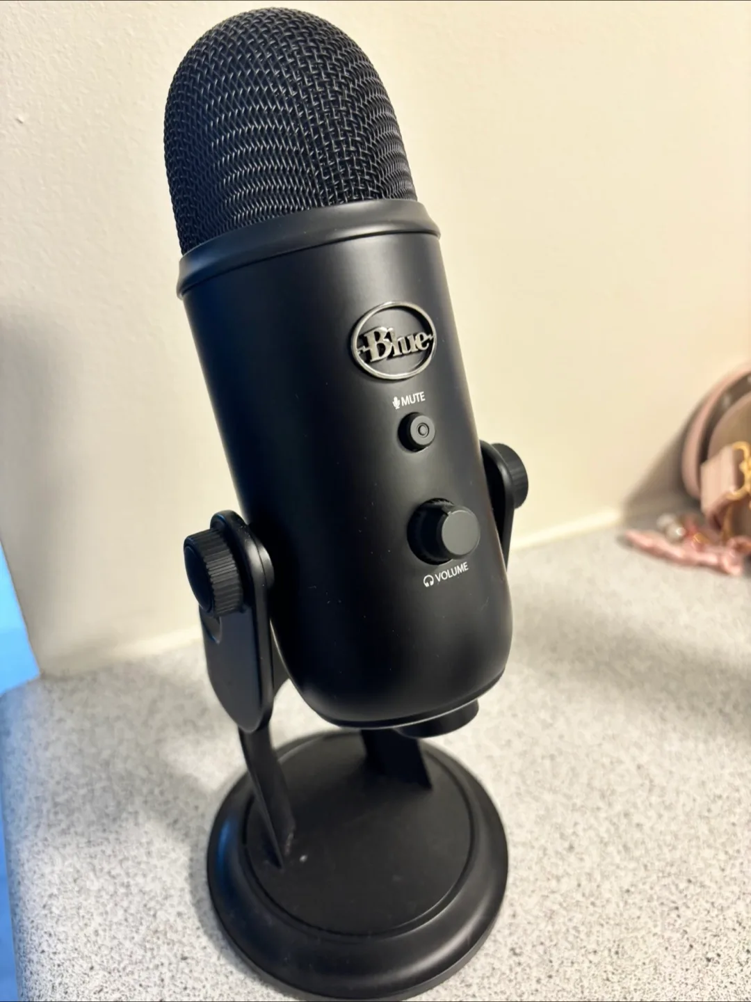 Blue Yeti USB Microphone - Blackout Edition thumbnail