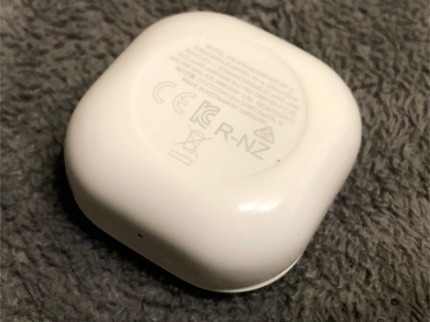 PERFECT Samsung Galaxy Buds Live Charging Case only - White image indicator(2)