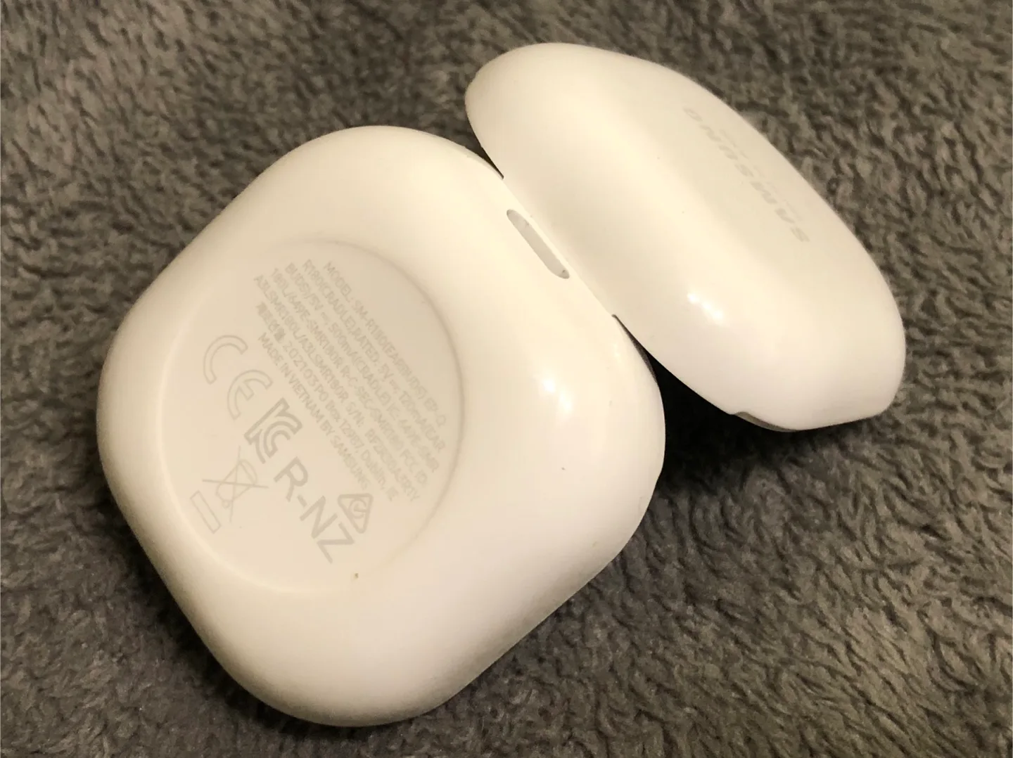 PERFECT Samsung Galaxy Buds Live Charging Case only - White image indicator(3)