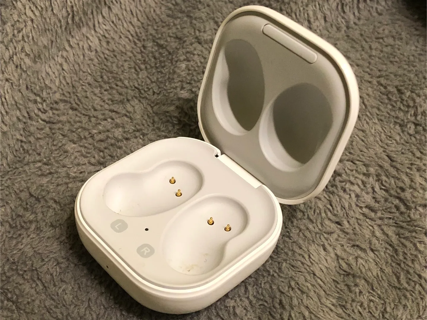 PERFECT Samsung Galaxy Buds Live Charging Case only - White image indicator(4)
