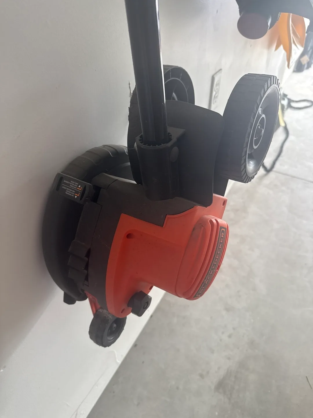 Black+Decker Edge Hog Lawn Edger image indicator(2)