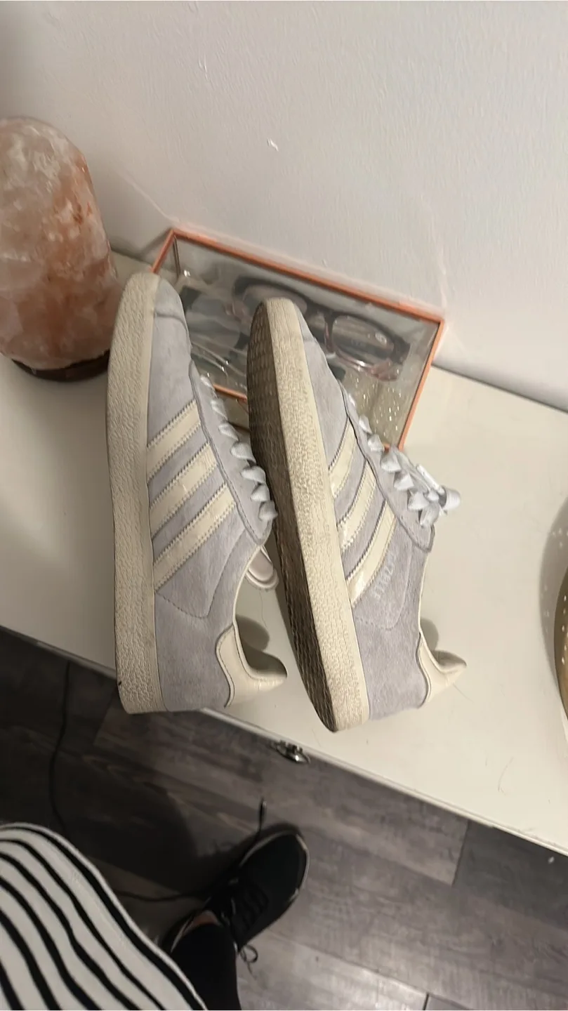 Adidas Gazelle Shoes - Size 8.5 image indicator(4)