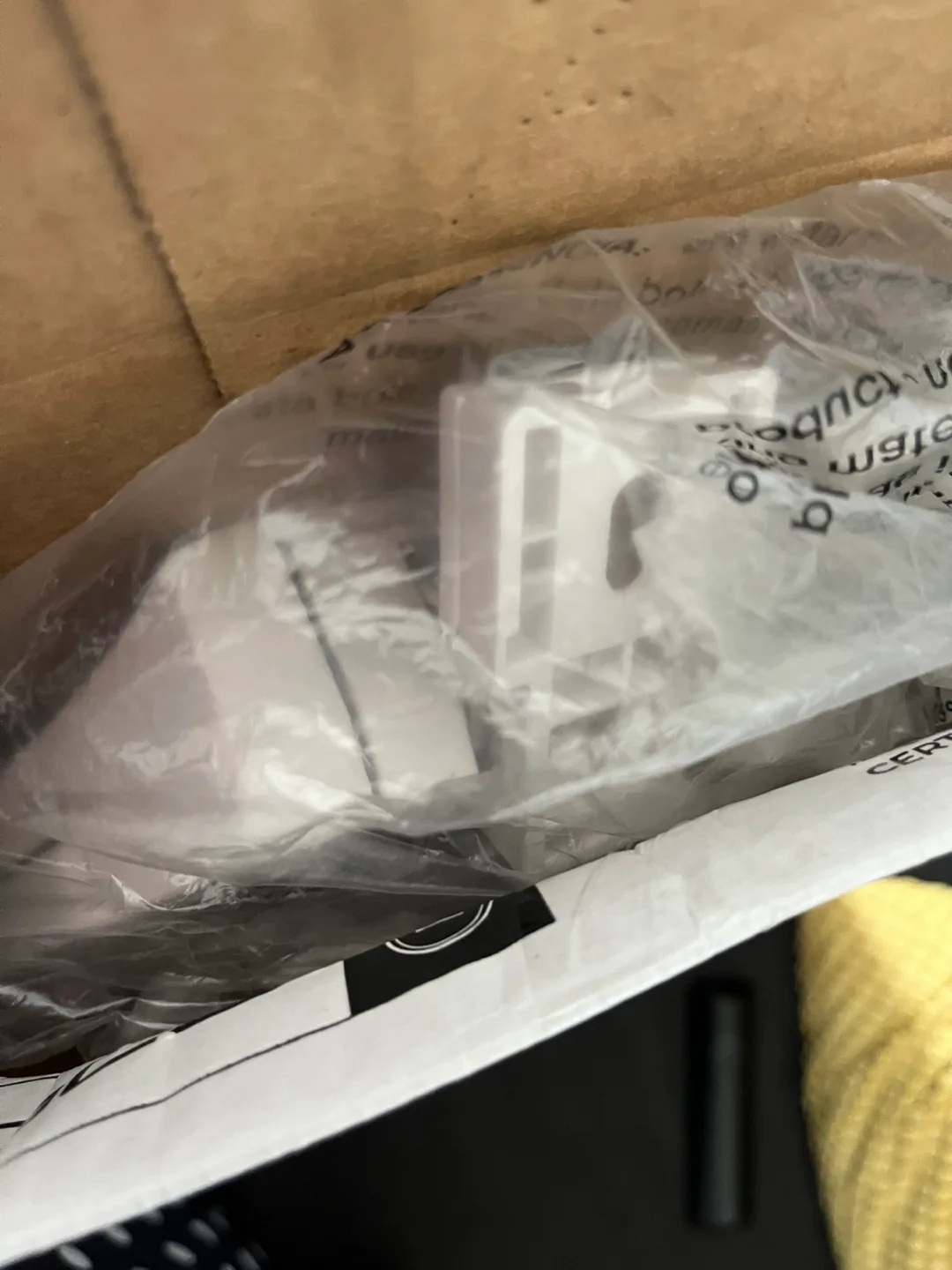 CENTOCO Elongated Toilet Seat - White image indicator(5)