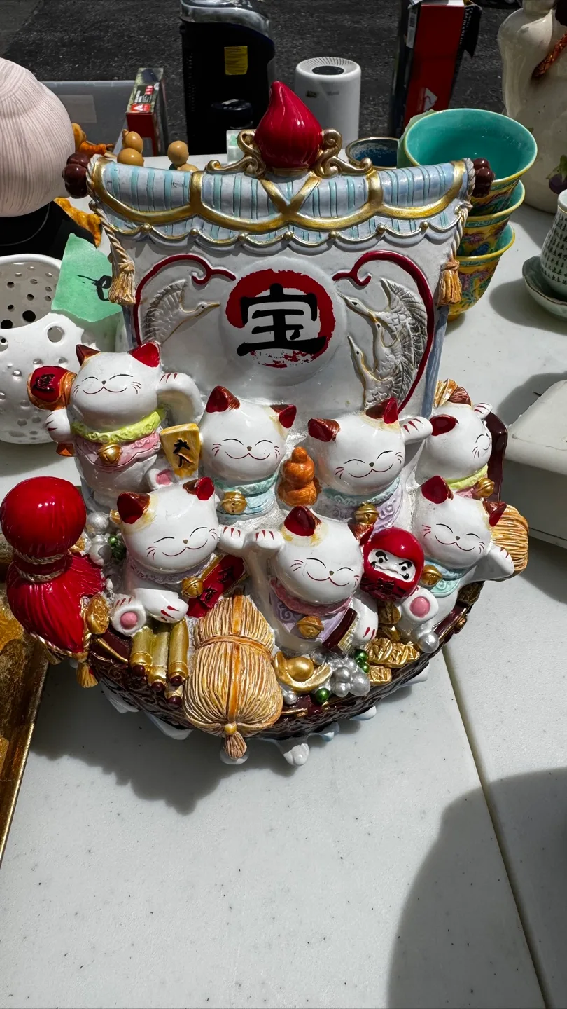 Maneki Neko Lucky Cat Figurine thumbnail