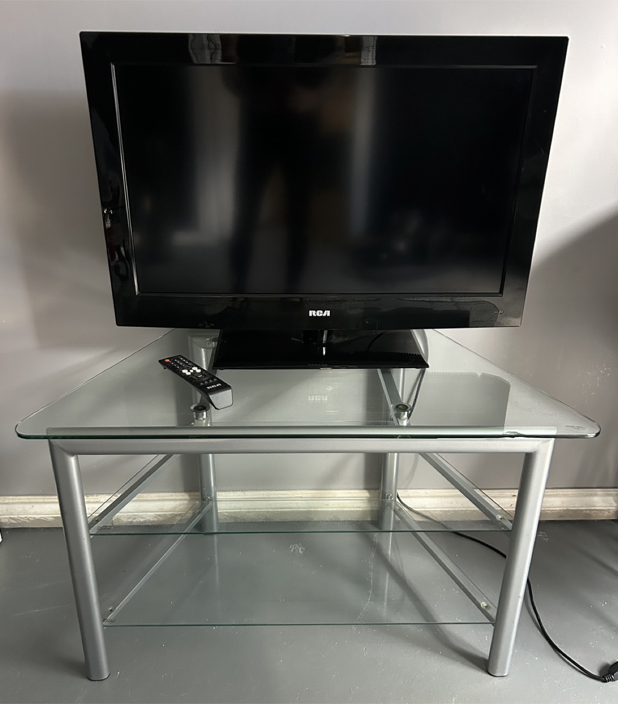 RCA 32" LCD Television - photo 3