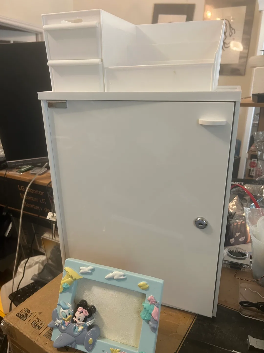 Custom White Cosmetic Box with Lock, Organizer and Picture Frame image indicator(8)