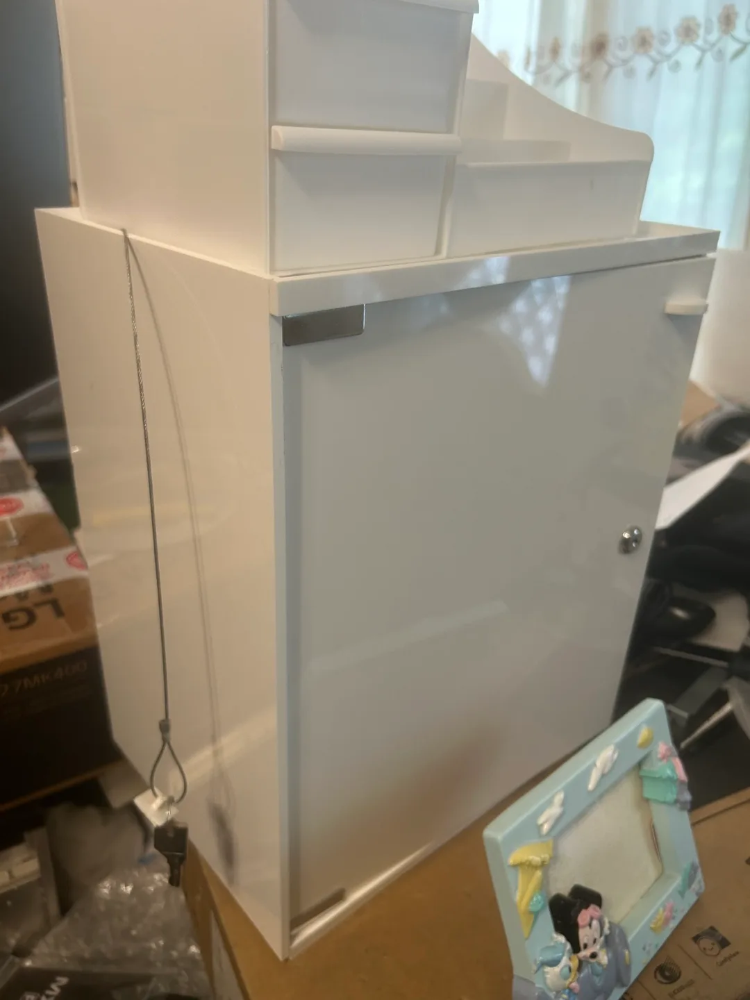 Custom White Cosmetic Box with Lock, Organizer and Picture Frame image indicator(7)