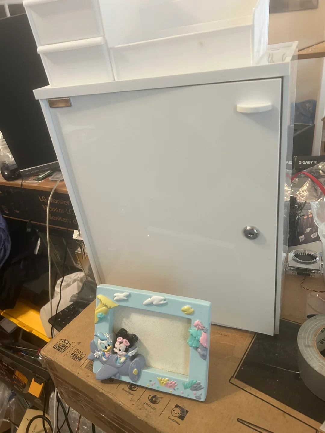 Custom White Cosmetic Box with Lock, Organizer and Picture Frame image indicator(9)