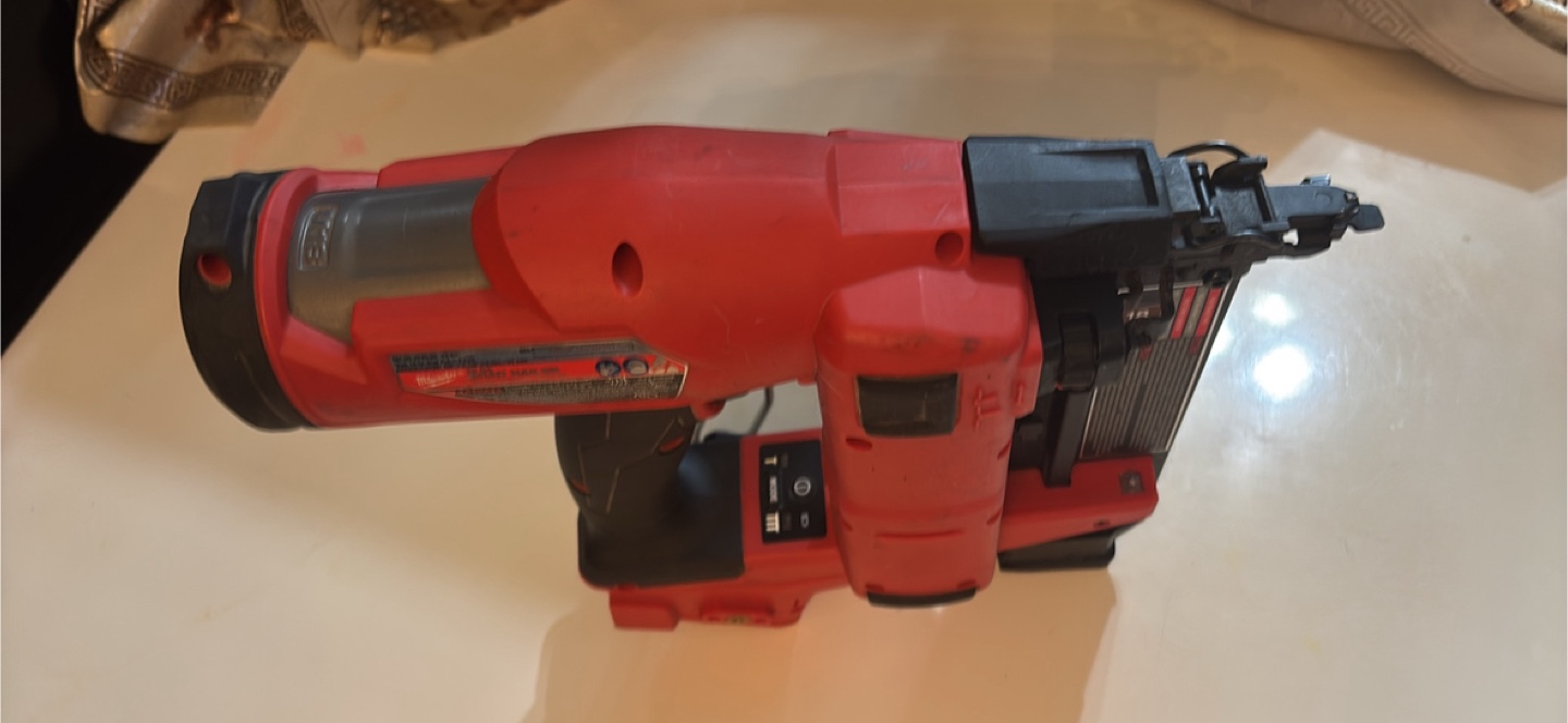Milwaukee FUEL 18V Cordless Brad Nailer - photo 3