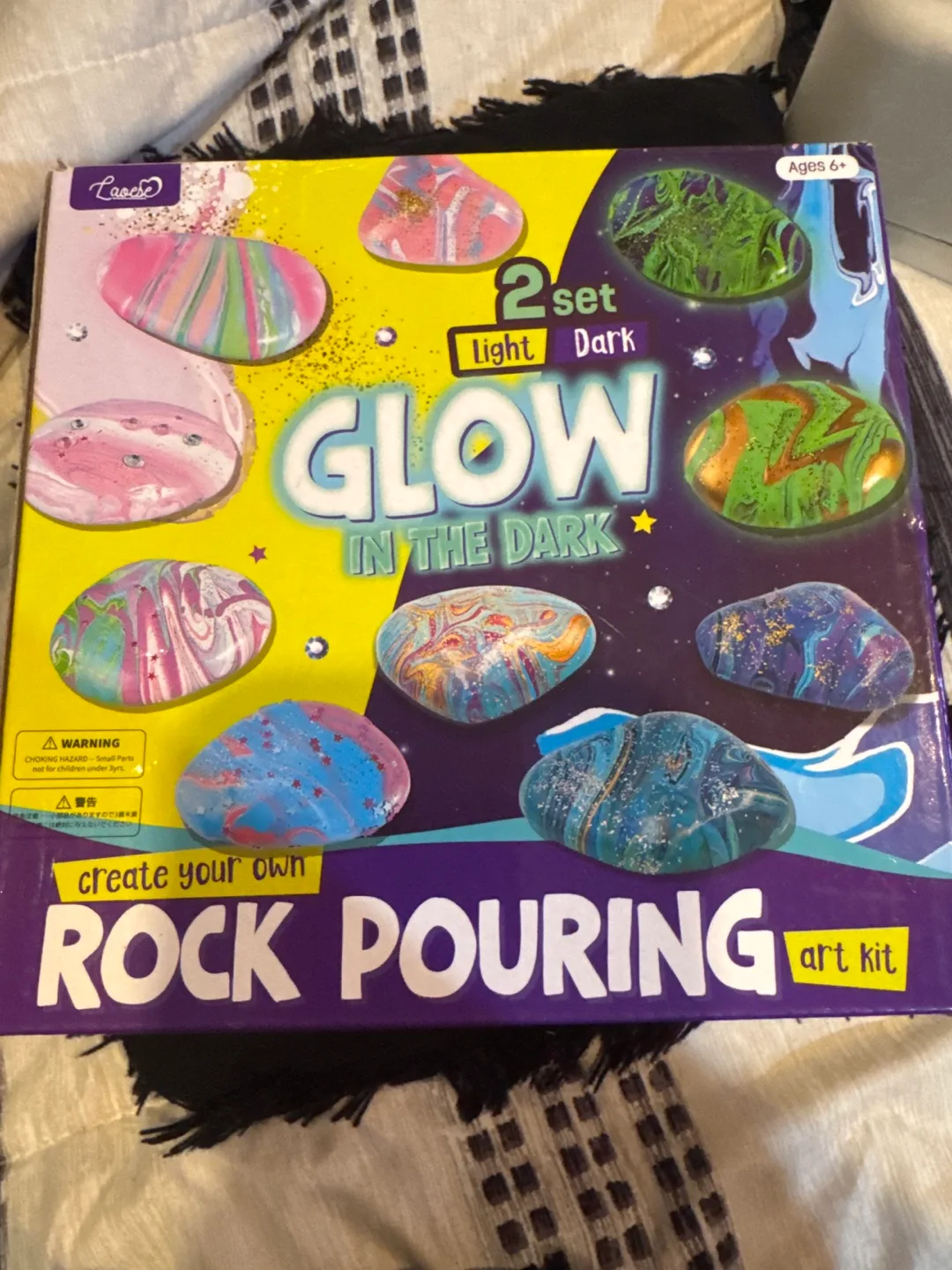 Leash Glow in the Dark Rock Pouring Art Kit thumbnail