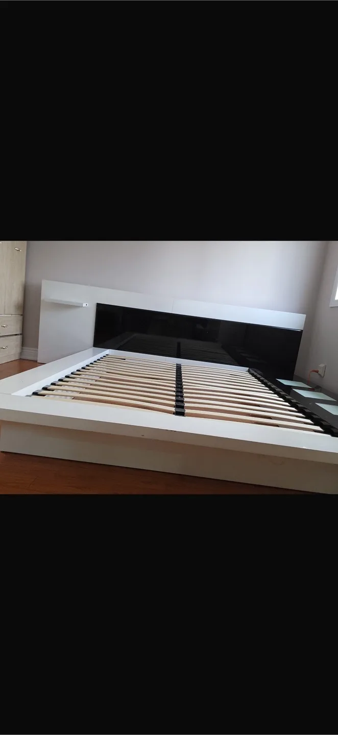 Bed frame with light on the side image indicator(4)