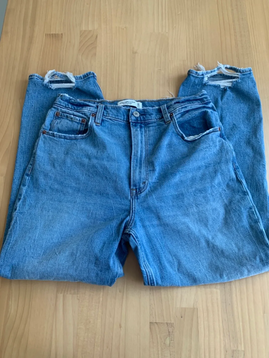 Abercrombie & Fitch Ultra High Rise Jeans - Size 31 thumbnail