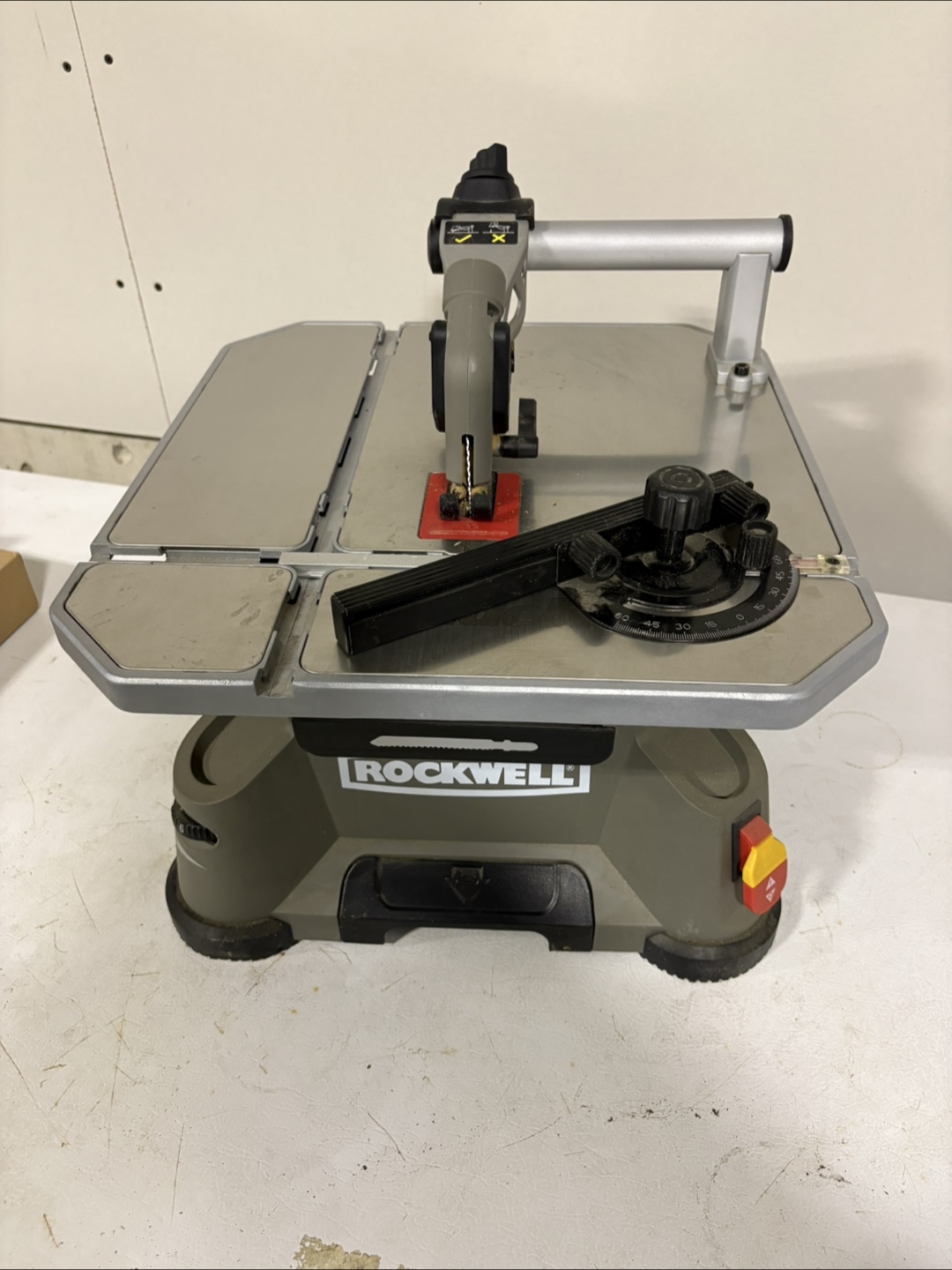 Rockwell RK7320 scroll saw with wall mount kit