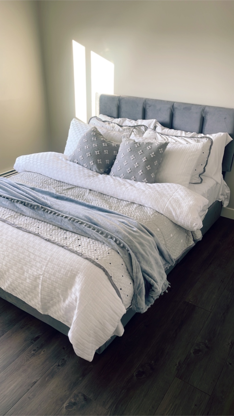 🛏✨ Full Bed Set – Frame + Luxury Bedding – Used only two nights
