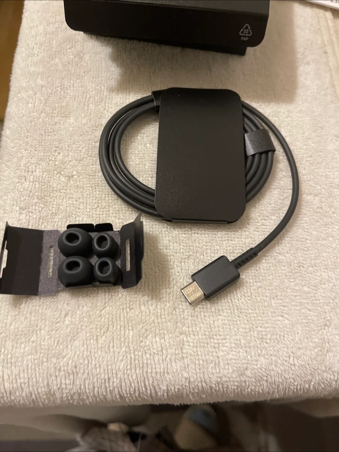 Samsung Galaxy Buds3 Pro - Like New! image indicator(5)