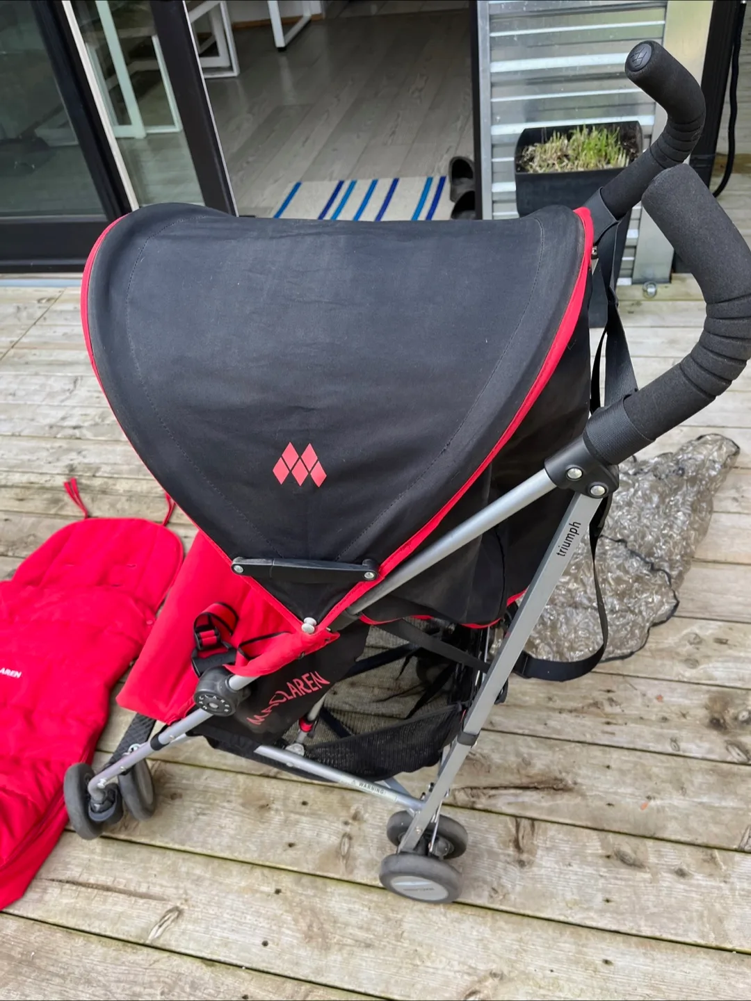 Maclaren Triumph Stroller - Red & Black image indicator(2)