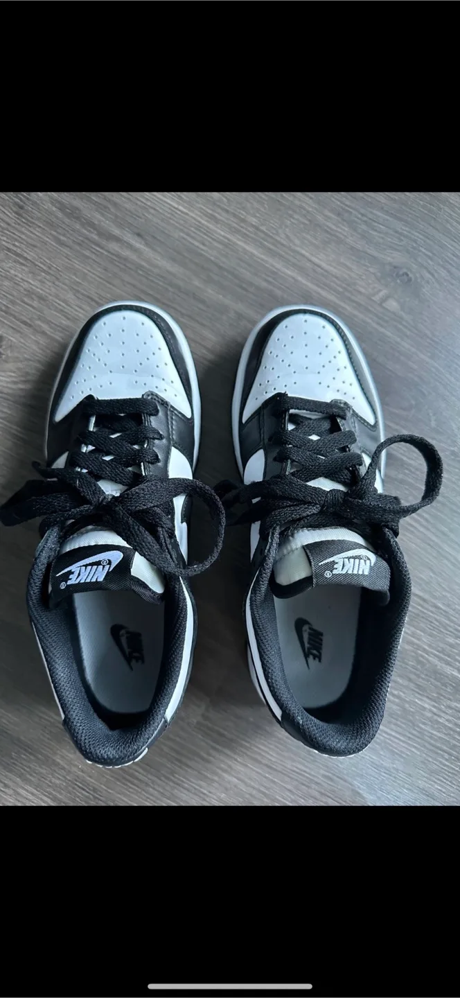 Nike sneakers thumbnail