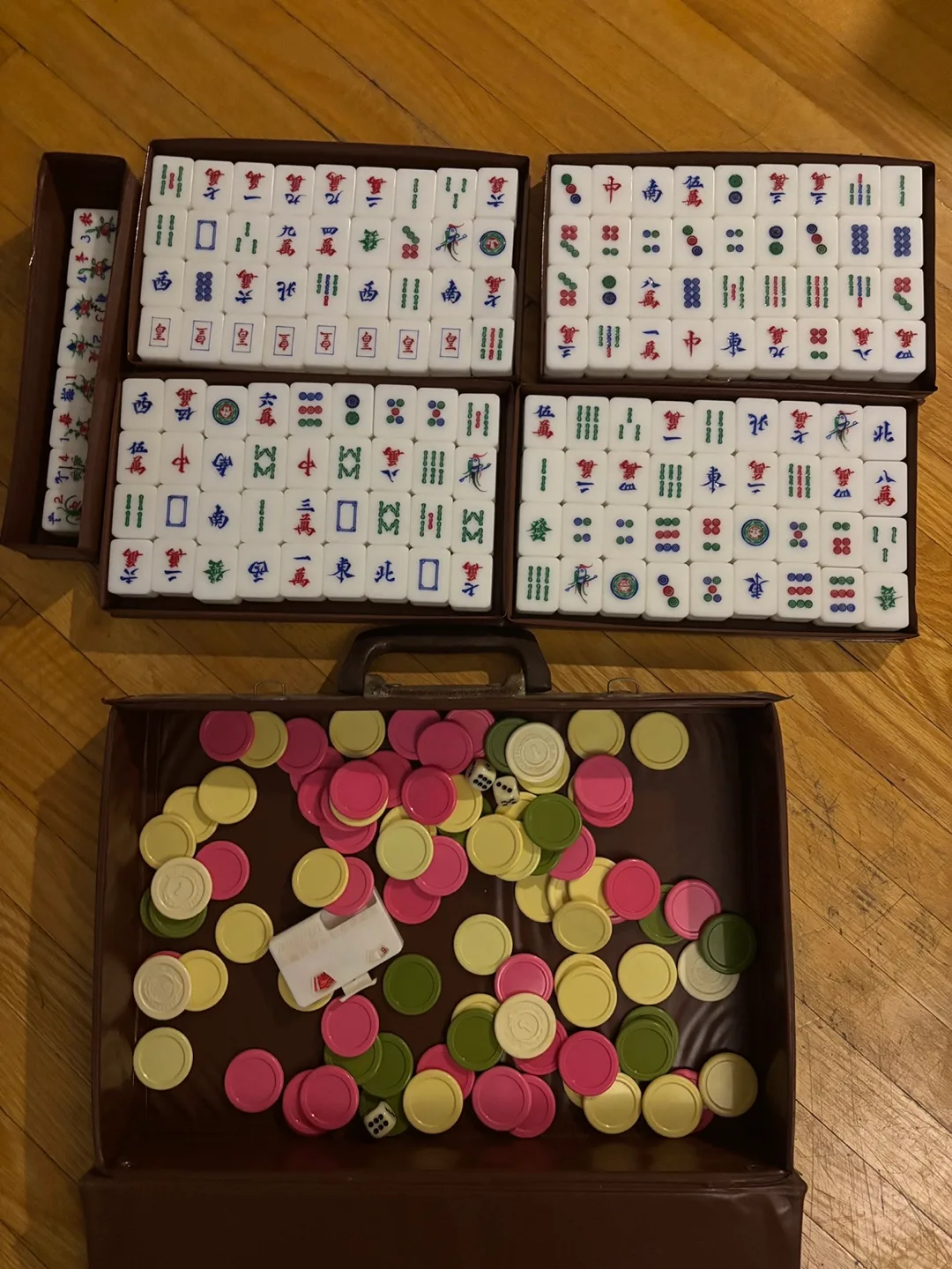 Mahjong set with chips and case thumbnail