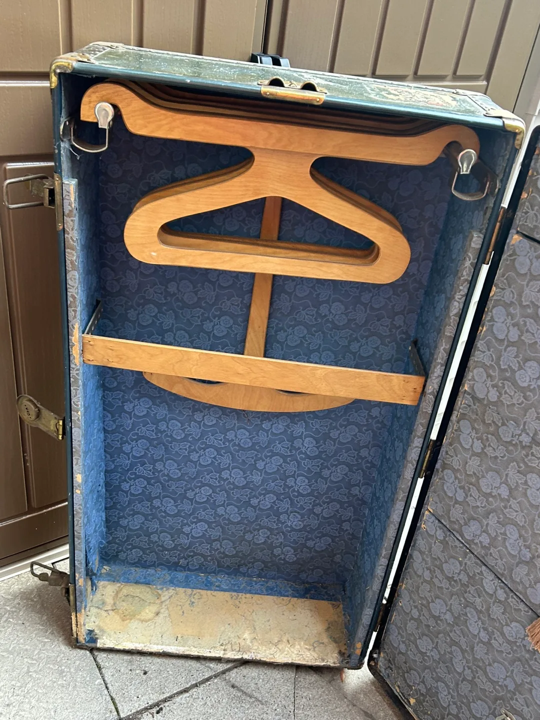 Vintage Wardrobe Trunk with Drawers & Hangers image indicator(5)