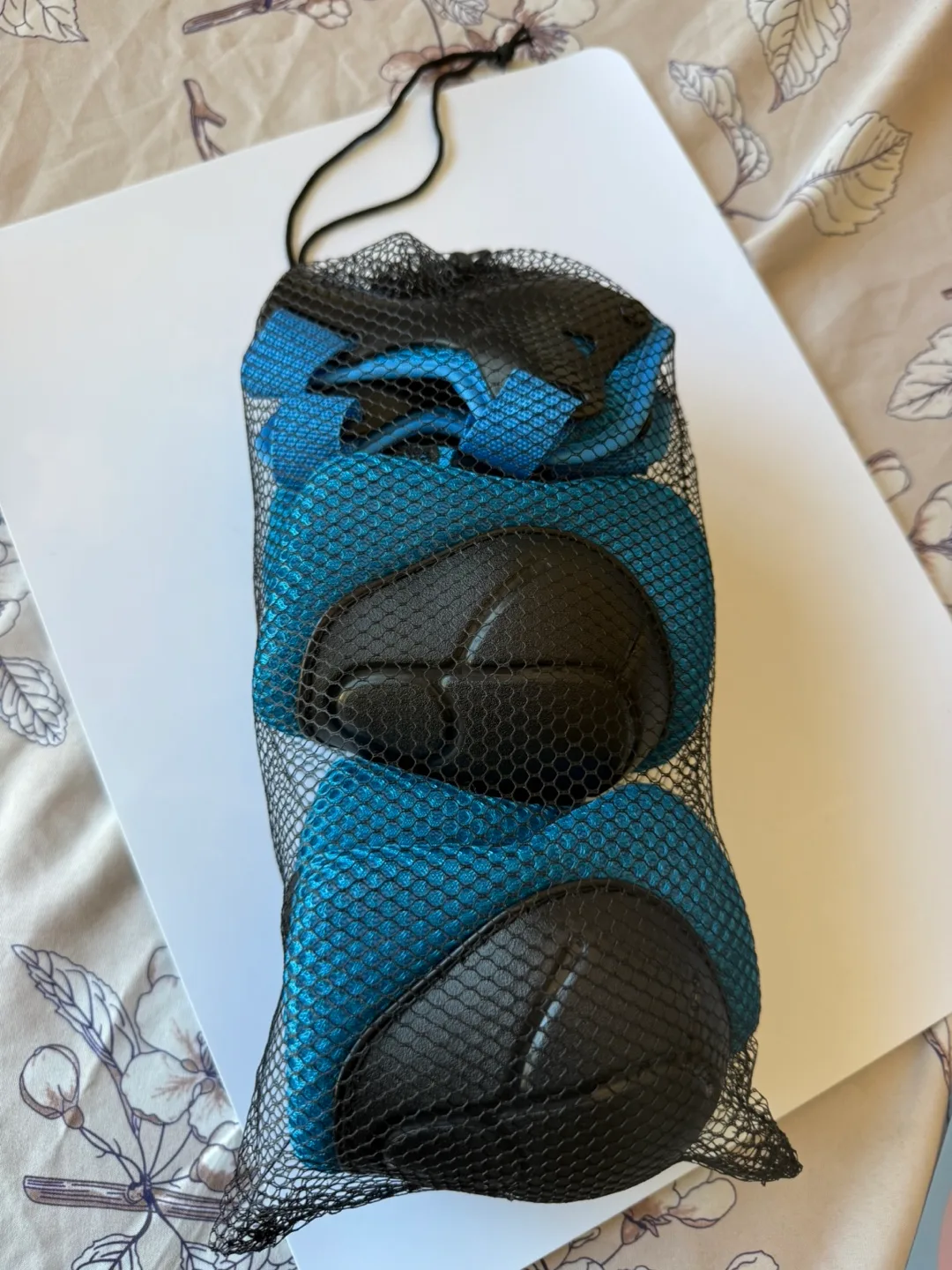 Kids helmet & knees, wrists and elbows pads image indicator(3)