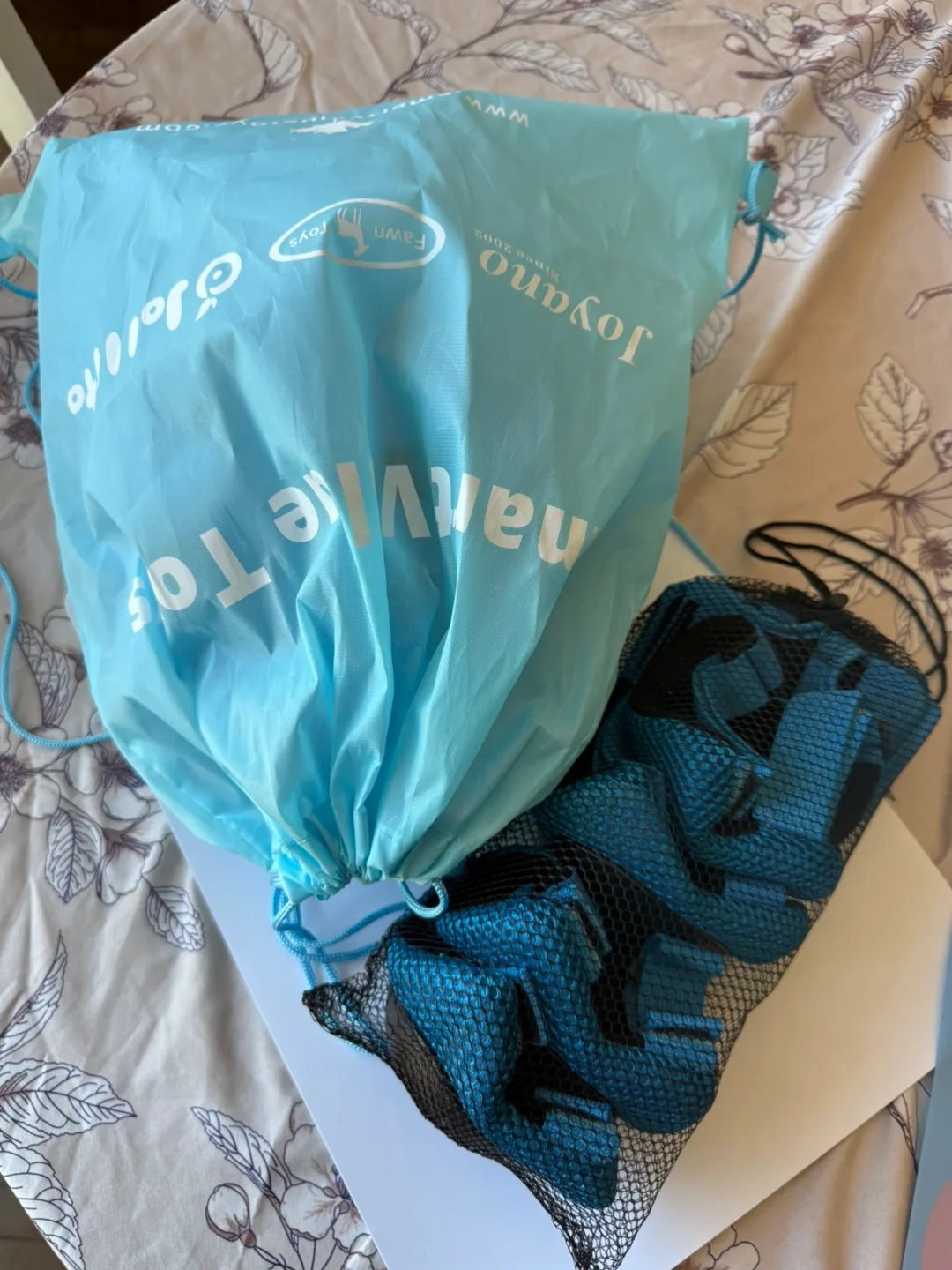 Kids helmet & knees, wrists and elbows pads image indicator(2)