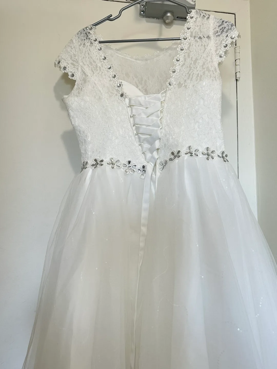 White Wedding Dress image indicator(3)