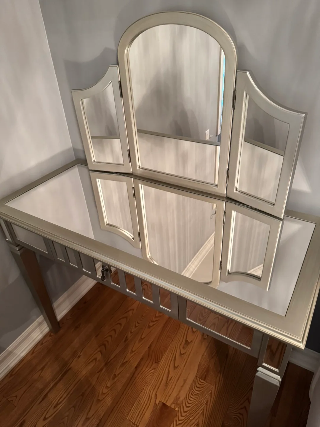 Mirrored Vanity Desk with Tri-Fold Mirror image indicator(2)